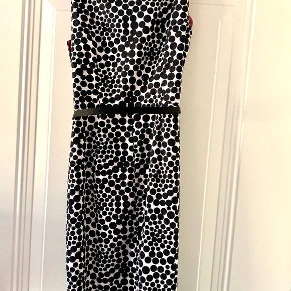 London Times Black & White Dot Sleeveless Straight Dress Size 4 Black Belt - Picture 4 of 4